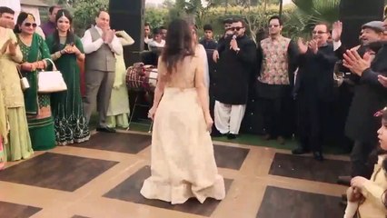 Stunning Pakistani Girls Perform Laila Main Laila Dance at Wedding 💃