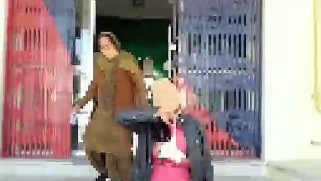 बलात्कार के बाद युवती के हाथ-पैर बांधकर छत से फेंका