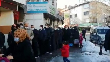 10-15 liralık indirim için soğuk havada saatlerce sıra beklediler: Ne yapalım geçinemiyoruz