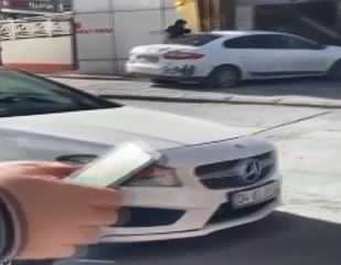 BEYLİKDÜZÜ'NDE DÜĞÜN SALONUNUNUN KAPISINA ÇARPTIĞI OTOMOBİLİNİ SOPAYLA PARÇALADI