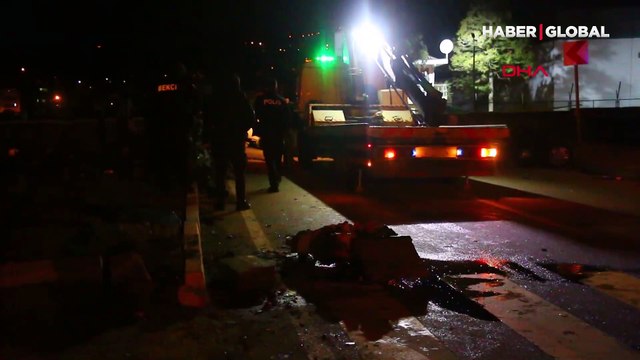 Trabzon Araklı'da feci kaza! Kamyonete çarpan otomobil üçe bölündü: 1 ölü, 3 yaralı