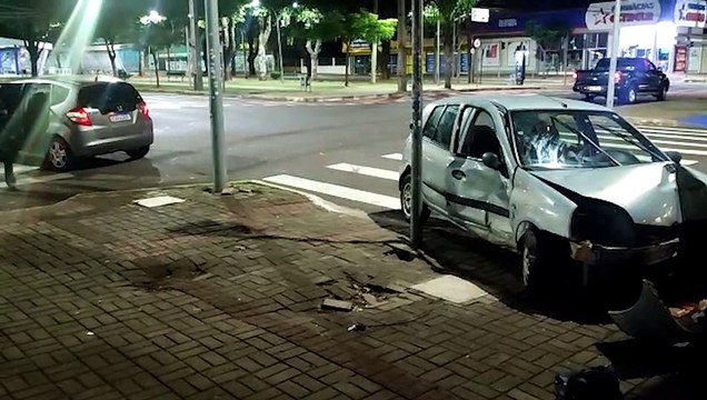 Duas pessoas ficam feridas em colisão envolvendo Renault Clio e Honda Fit no Centro