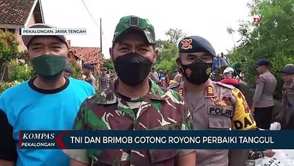 TNI, Brimob dan Warga Gotong Royong Perbaiki Tanggul