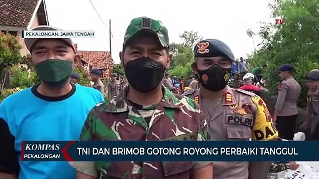 TNI, Brimob dan Warga Gotong Royong Perbaiki Tanggul