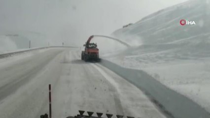 Okula giderken otomobilleri kara saplanan öğretmenler zor anlar yaşadı