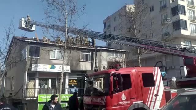 Çatı yangını itfaiye ekiplerince söndürüldü