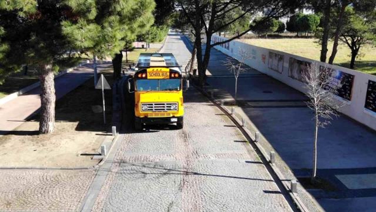 Hayalindeki otobüsü 700 bin TL harcayarak yaptı, insanların ilgi odağı oldu