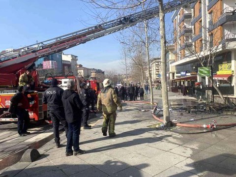 Son dakika! Sancaktepe'de iki katlı binada yangın paniği... İzolasyon çalışması yaparken yangın çıktı