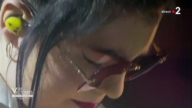 Hoshi en larmes dans l'émission Les Victoires de la Musique 2022 .