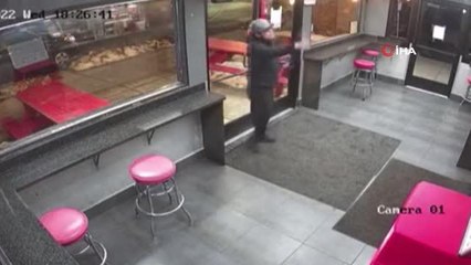 Chicago'da restorana alınmayan maskesiz müşteri içeri tuğla fırlattı