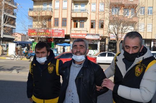 EŞİNİ VE KENDİSİNE ENGEL OLMAK İSTEYEN KIZINI BIÇAKLADI, BEN MASUMUM DEDİ