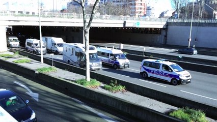 Francia, il convoglio della libertà giunto a Parigi, scattano fermi e multe
