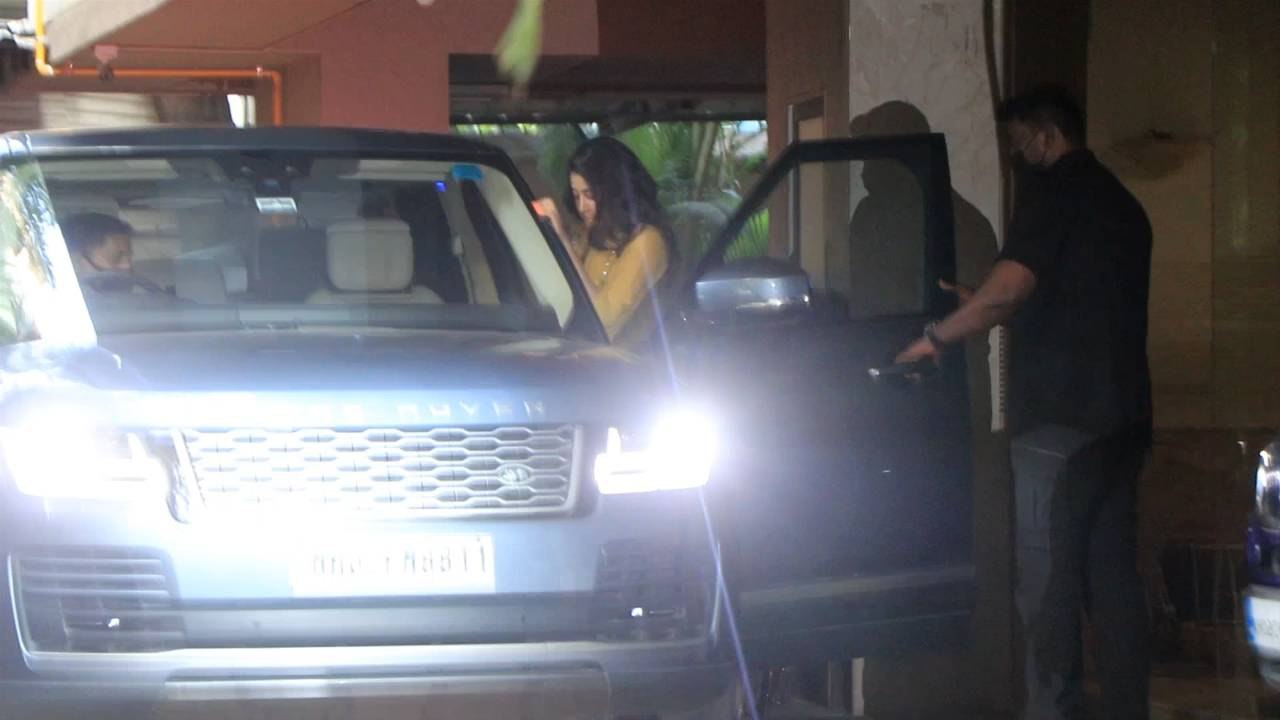 Jahnvi Kapoor अपनी दोस्त के घर के बाहर हुईं स्पॉट, साथ में दिखा बॉडीगार्ड, Viral Video | FilmiBeat