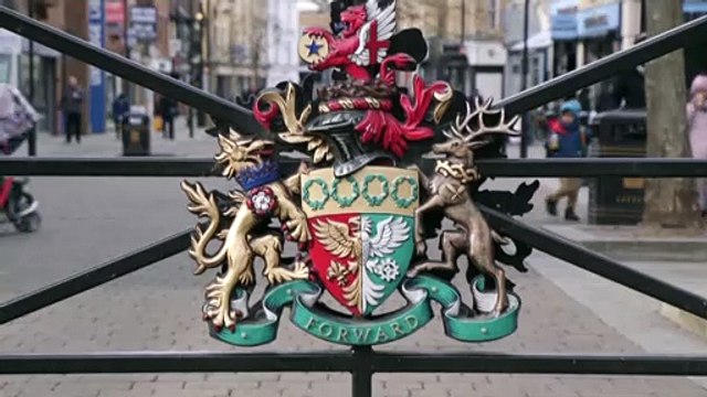 Полиция задаёт вопросы Джонсону, который стремительно теряет популярность