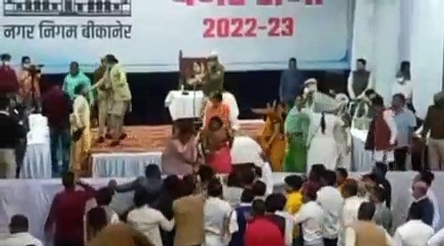 कांग्रेस पार्षदों ने लहराए काले झंडे, खींचे माइक के तार