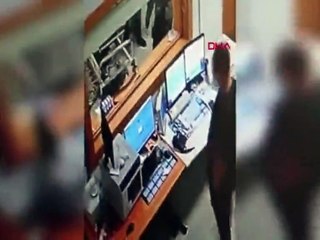 Sultangazi'deki hastanede akılalmaz görüntüler! Tomografi odasının altını üstüne getirdiler