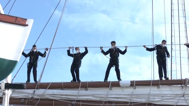 Margarita Robles despide a un nuevo buque que parte para apoyar a las tropas de la OTAN