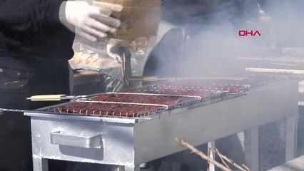 'SUCUK GÜNÜ' ETKİNLİĞİNDE 6 BİN KİŞİYE EKMEK ARASI SUCUK DAĞITILDI