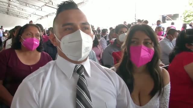 Miles de parejas celebran bodas multitudinarias en mitad de la pandemia
