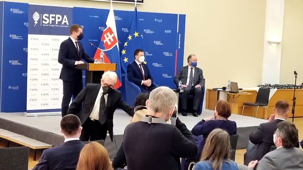 ZÁZNAM: Premiér: Vláda neuhne, ak budú niektorí ľudia ťahať Slovensko z Únie či NATO
