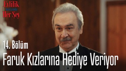 Faruk kızlarına hediye veriyor - Evlilik Hakkında Her Şey 14. Bölüm