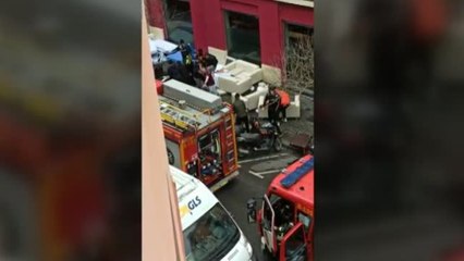 Dos personas saltan al vacío acorraladas por las llamas en el incendio de un hotel en Barcelona