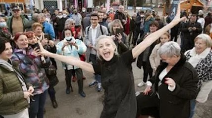 Lio déchaînée au Festival de Luchon  la chanteuse @ssume pleinement ses cheveux gris !