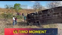 ¡Pudo ser tragedia! Bus sufre aparatoso volcamiento en carretera hacia Marcala