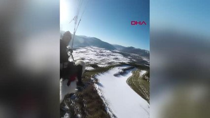 Köpeğiyle birlikte yamaç paraşütü yaptı