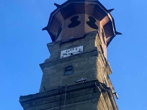131 yıllık saat kulesinden düşen parçalar korkuttu