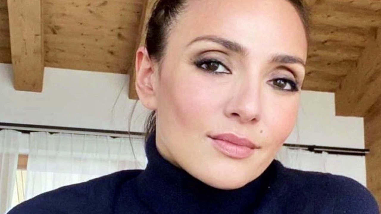 “Mi sono operata”. Intervento chirurgico per Ambra Angiolini lo annuncia con una foto e svela tutto