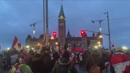 La policía comienza a desbloquear el puente de Ambassador, que conecta Canadá con EEUU