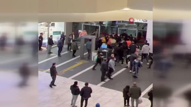 AVM'de yumruk yumruğa kavga cep telefonu kamerasına yansıdı