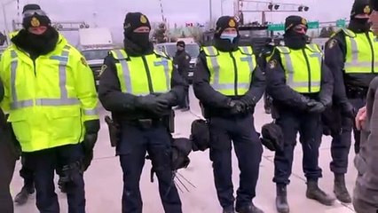 Протестующие покинули мост между Канадой и США