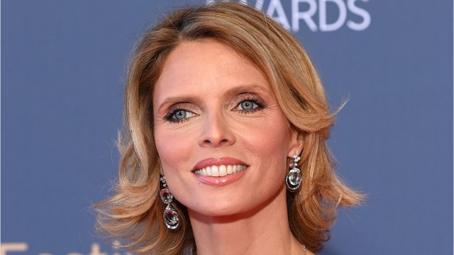 GALA VIDEO - Sylvie Tellier soûlée par ses cheveux blancs, s’offre un petit rafraichissement chez le coiffeur
