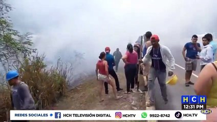 Carro es presa de las llamas tras accidentarse en la CA-5, Siguatepeque