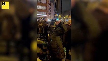 Manifestant amb casc d'Arro