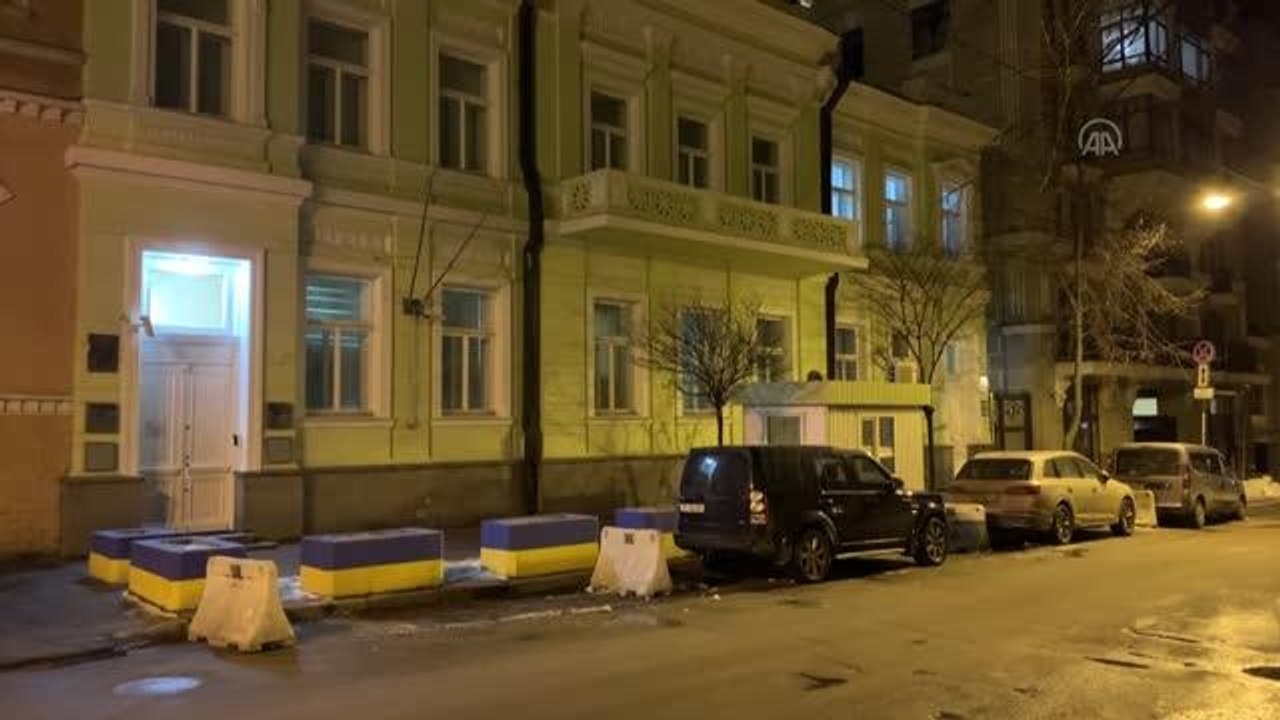 İngiltere Büyükelçiliğinin bayrağının indirildiği gözlendi