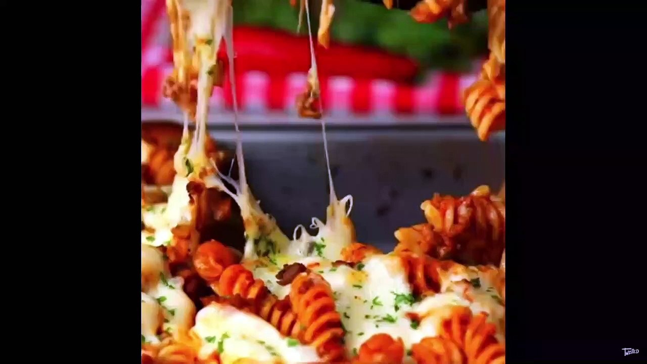 garlic bread pasta pie