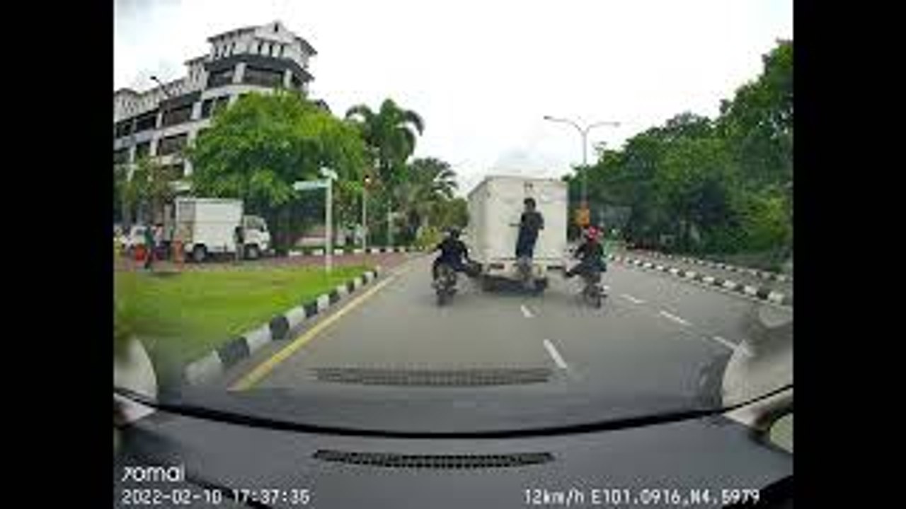 Lorry Pushed by Motorbikes