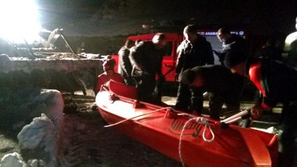 Buzlar çözülünce barajın ortasında mahsur kaldılar