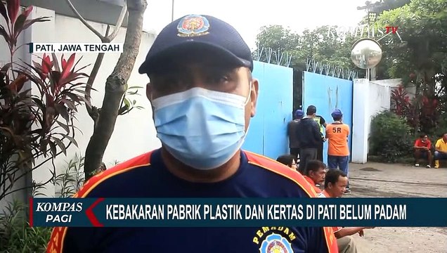 Titik Api Berasal dari Gudang Plastik & Ketas, Pemadaman Kebakaran Pabrik di Pati Penuh Tantangan!