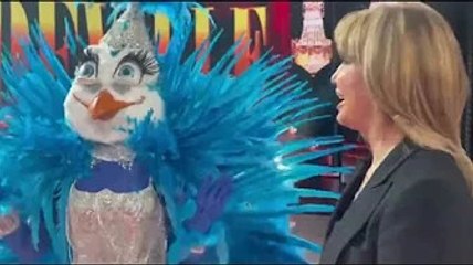 Il cantante mascherato, chi è la Gallina Milly Carlucci ironizza Con lei ci siamo rovinati! Prim