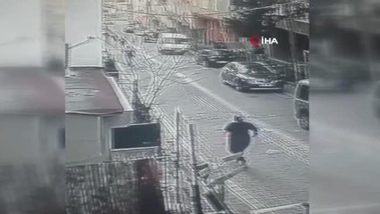 Genç kızı darp edip çantasını çalan hırsız, annenin parke taşlı saldırısıyla karşılaştı... O anlar kamerada