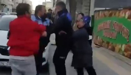 Darp edip çantasını çaldı, annesi parke taşıyla saldırdı