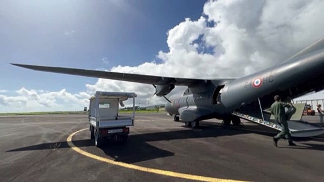 Французские военные доставляют гуманитарную помощь на Мадагаскар