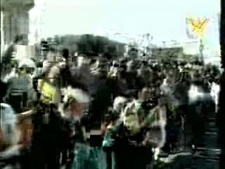 RESISTANCE FIGHTER GIVING SAYED HASSAN A GIFT