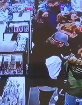 ALIŞVERİŞ YAPAN KADINLARIN CEP TELEFONLARININ ÇALINMA ANLARI KAMERADA