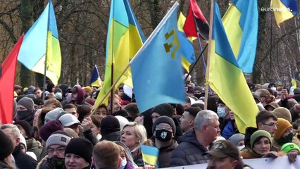 آلاف الأوكرانيون ينظمون مسيرة في كييف لإظهار الوحدة ضد تهديدات روسيا