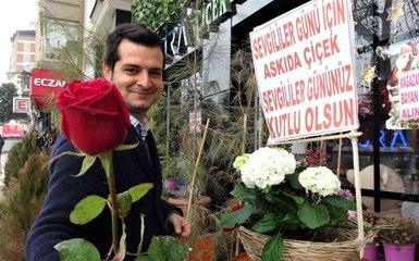 Üniversitedeyken sevdiğine hediye alamayan çiçekçiden 'Askıda Çiçek' kampanyası